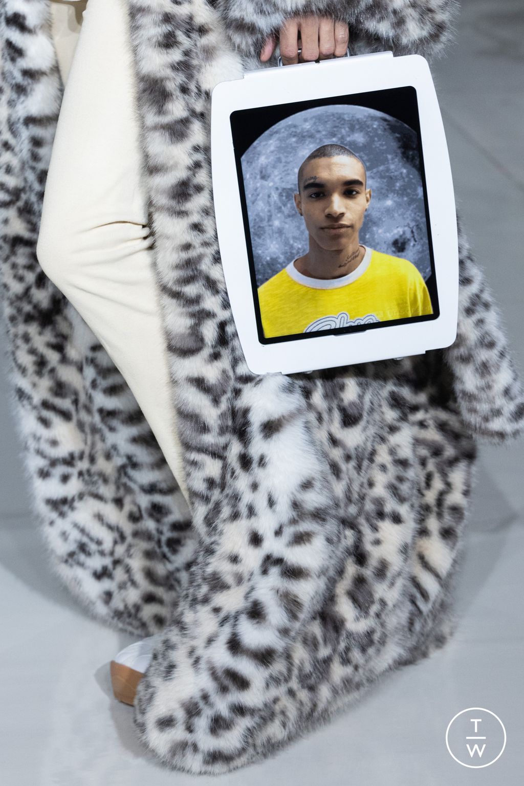 Fashion Week Paris Fall/Winter 2024 look 12 from the Bluemarble collection 男装配饰