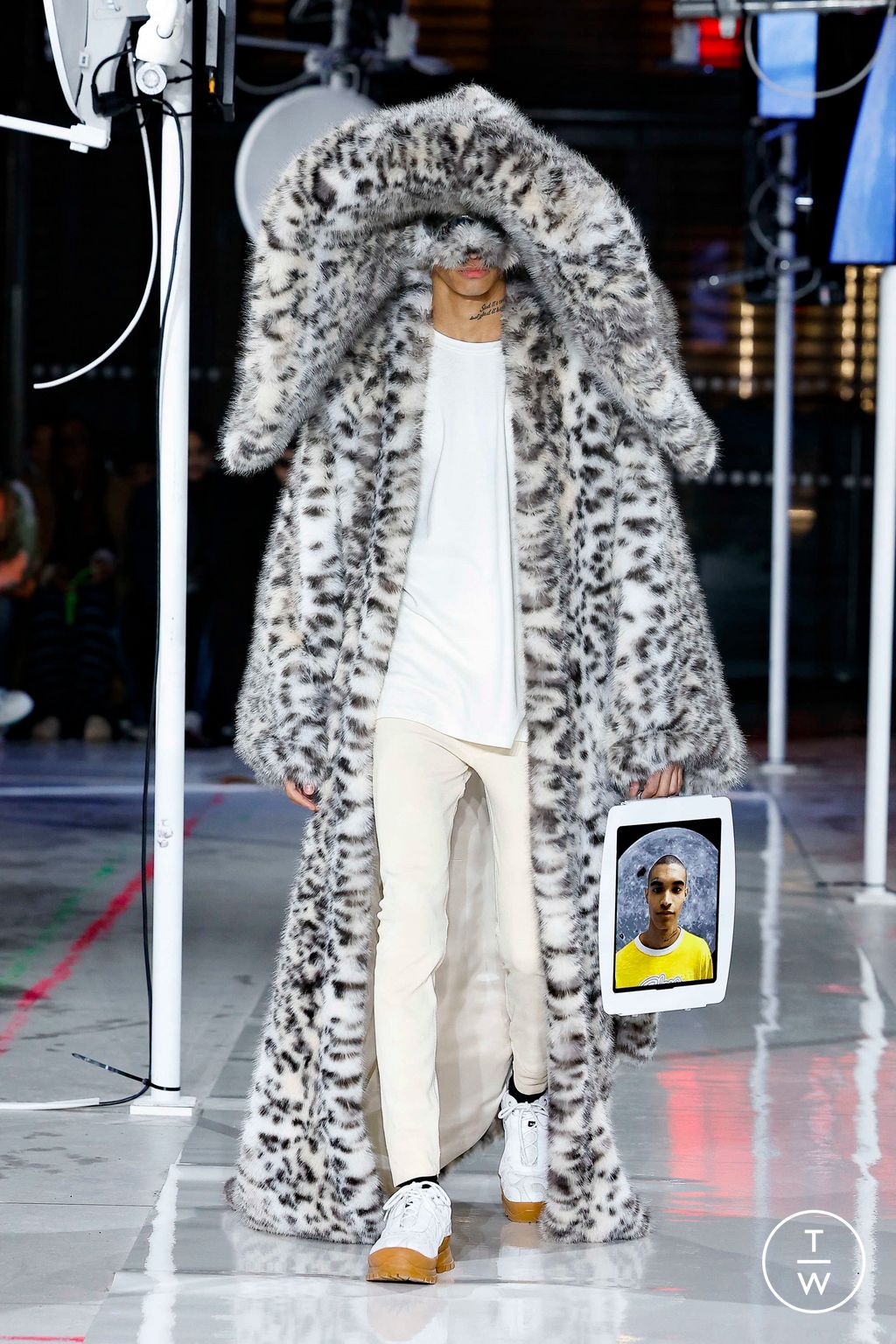 Fashion Week Paris Fall/Winter 2024 look 30 from the Bluemarble collection 男装