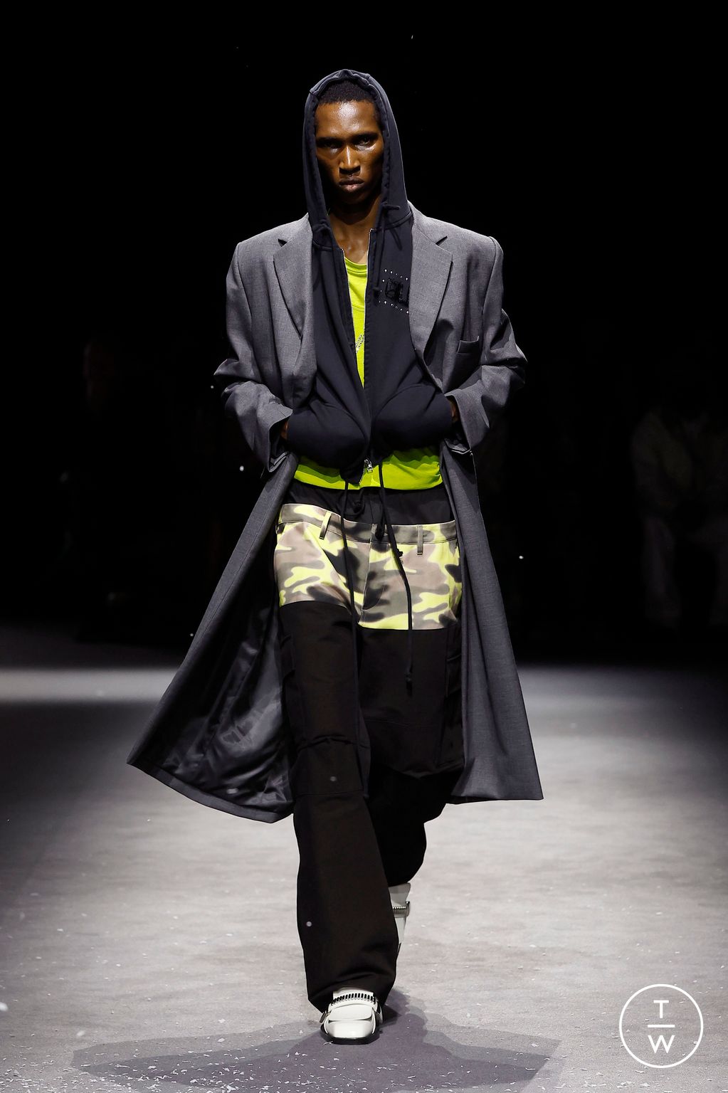 Fashion Week Paris Spring-Summer 2025 look 3 from the Bluemarble collection 男装