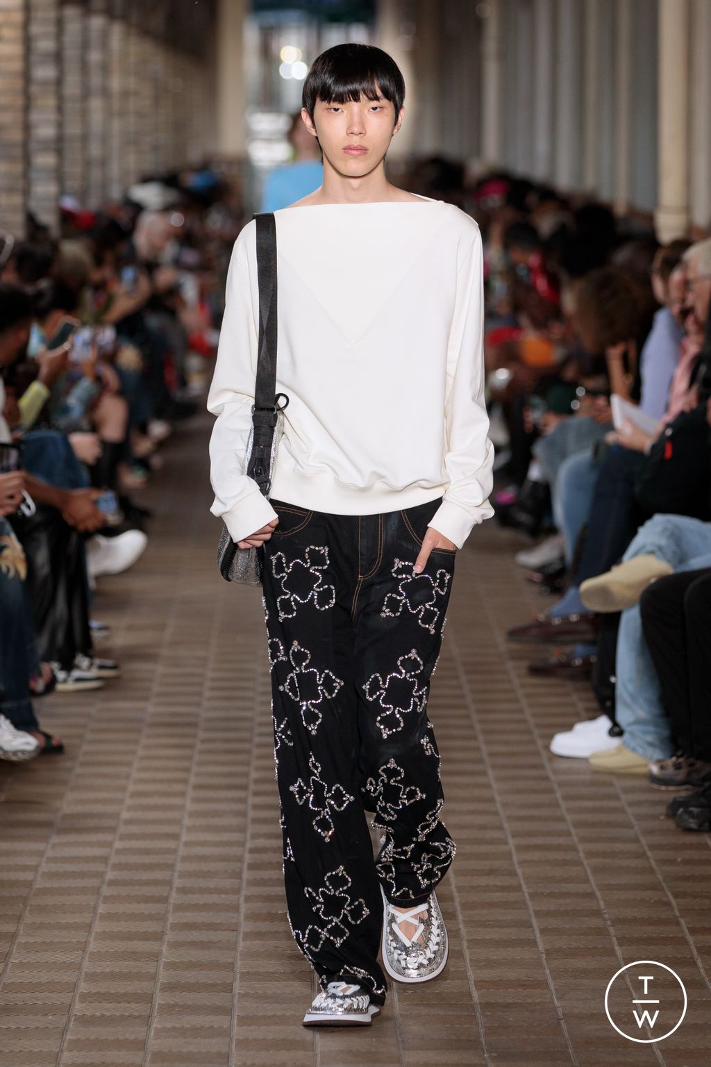 Fashion Week Paris Spring/Summer 2023 look 20 from the Bluemarble collection 男装