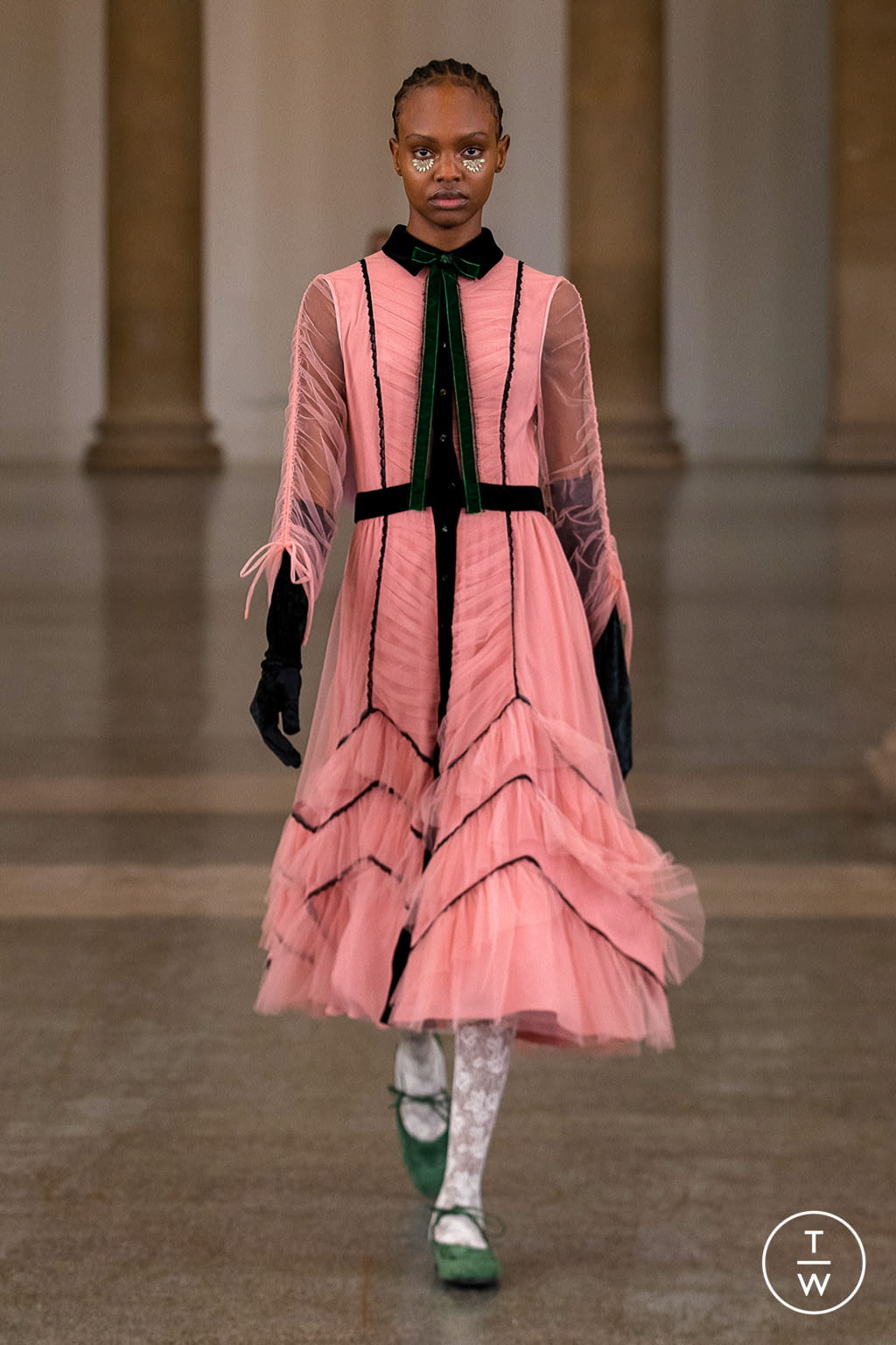 Fashion Week London Fall/Winter 2021 look 2 de la collection Bora Aksu womenswear