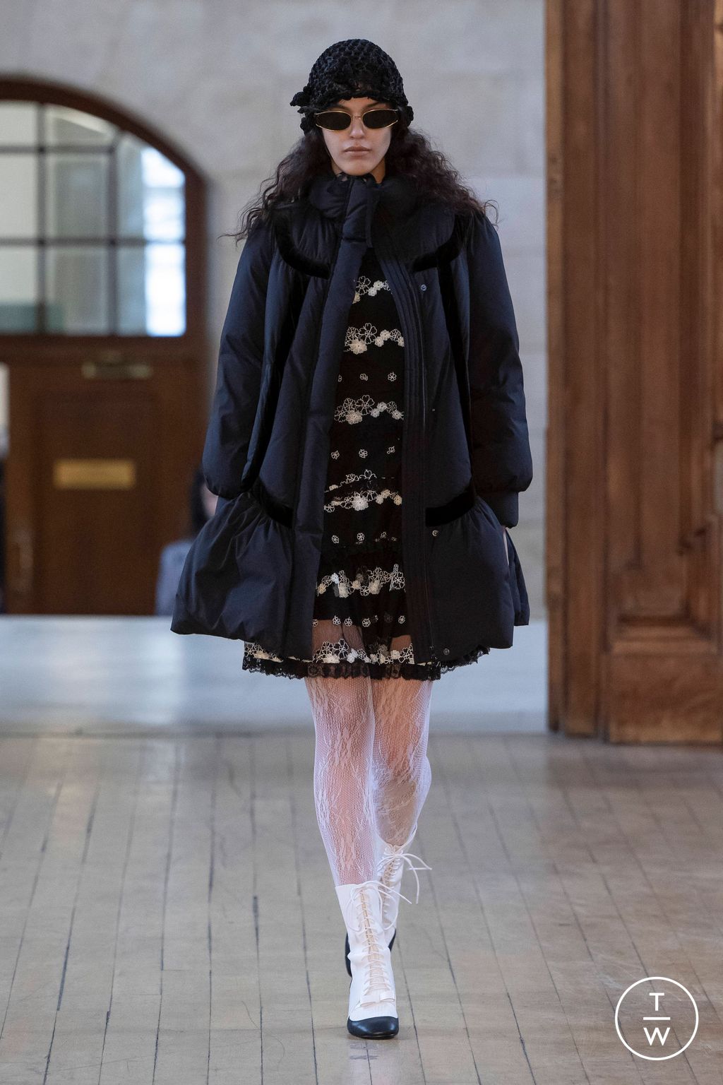 Fashion Week London Fall/Winter 2023 look 2 de la collection Bora Aksu womenswear