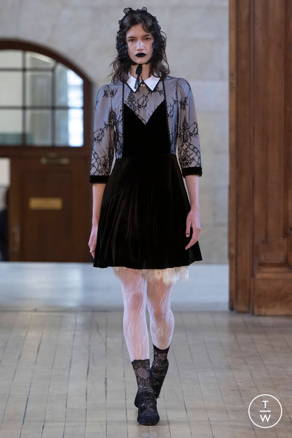 Fashion Week London Fall/Winter 2023 look 3 de la collection Bora Aksu womenswear