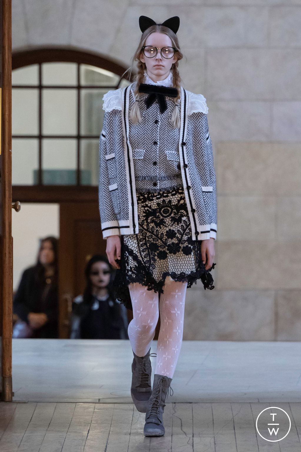 Fashion Week London Fall/Winter 2023 look 11 de la collection Bora Aksu womenswear