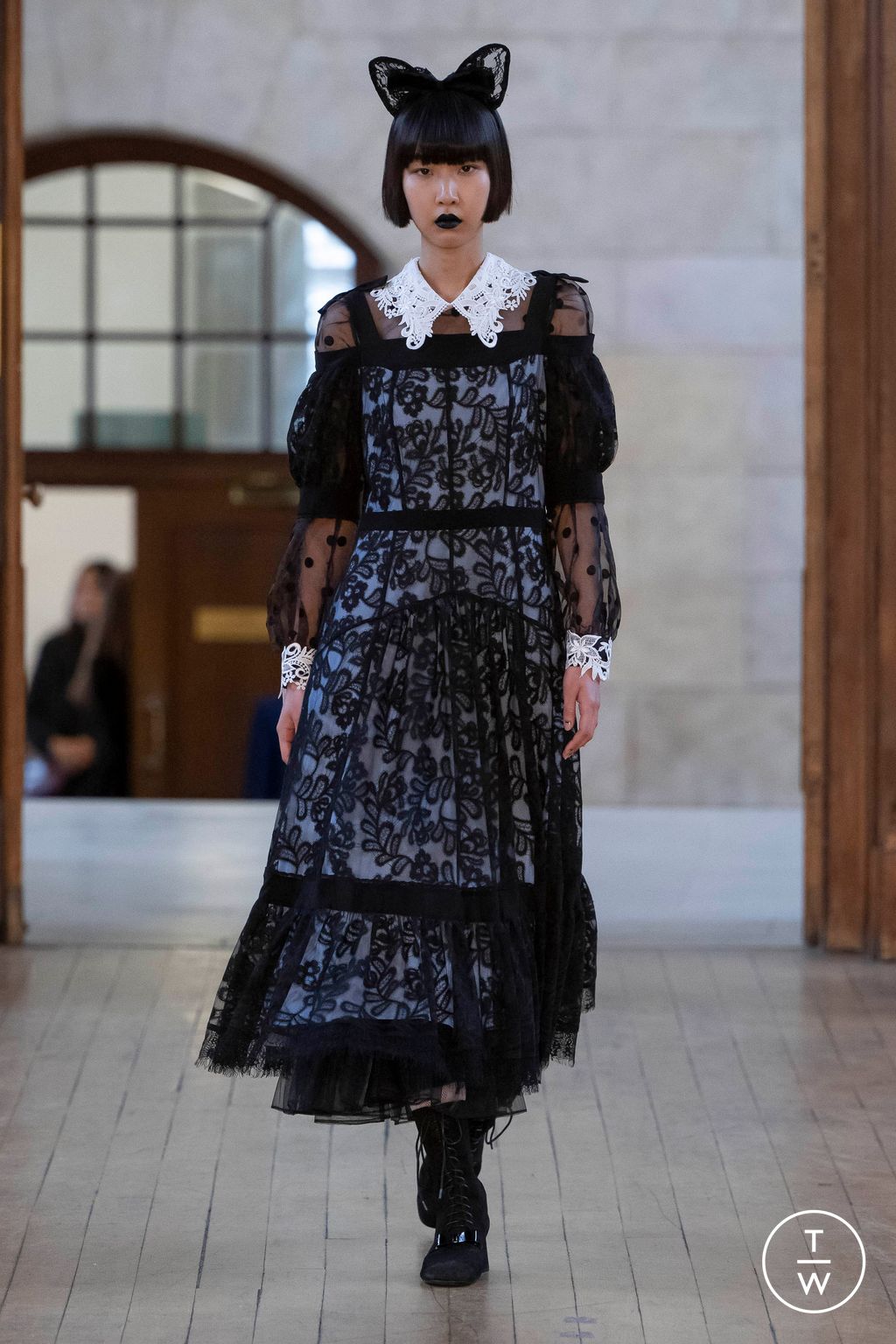 Fashion Week London Fall/Winter 2023 look 14 de la collection Bora Aksu womenswear