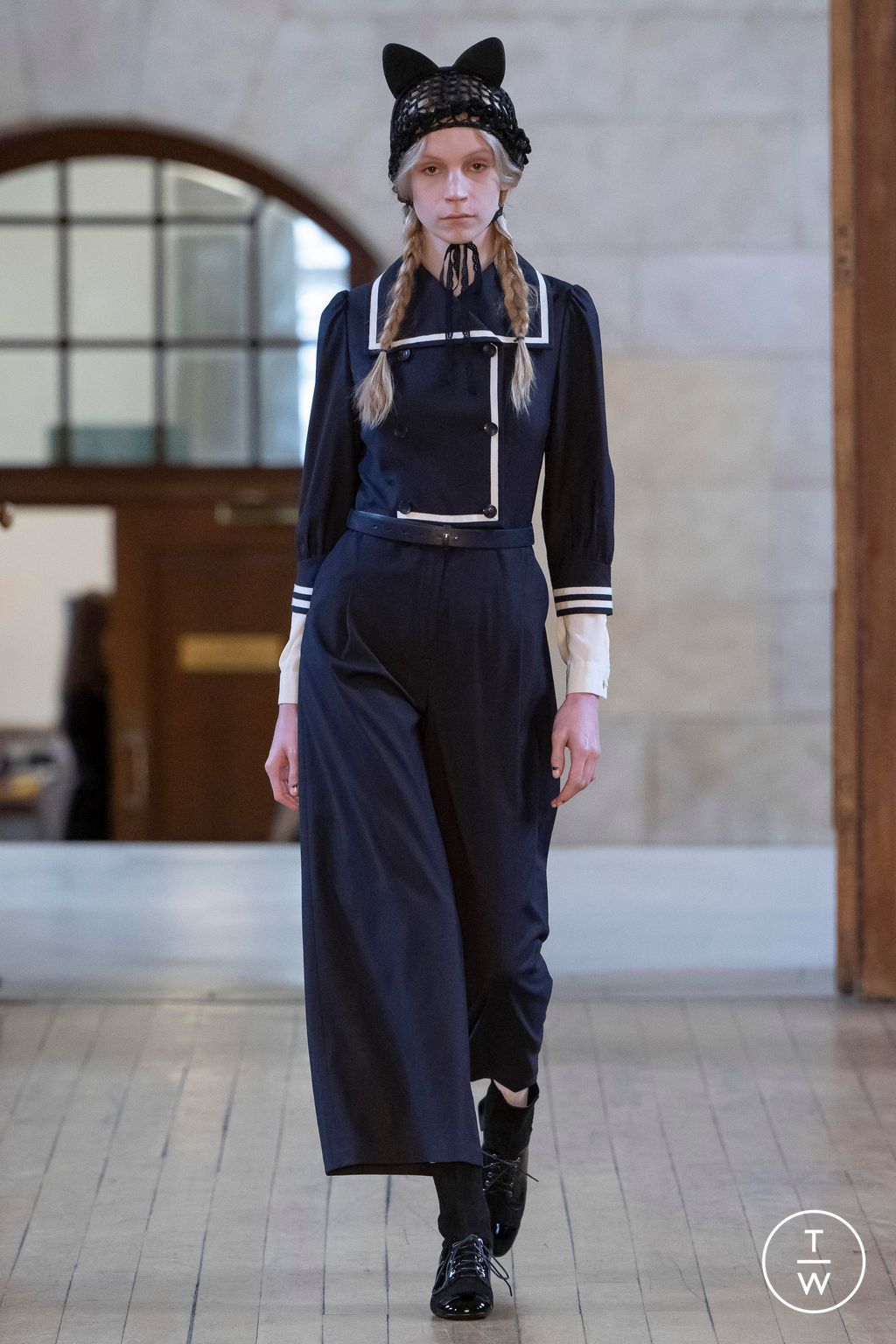 Fashion Week London Fall/Winter 2023 look 16 de la collection Bora Aksu womenswear