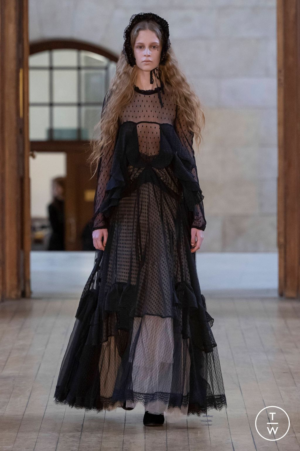 Fashion Week London Fall/Winter 2023 look 17 de la collection Bora Aksu womenswear