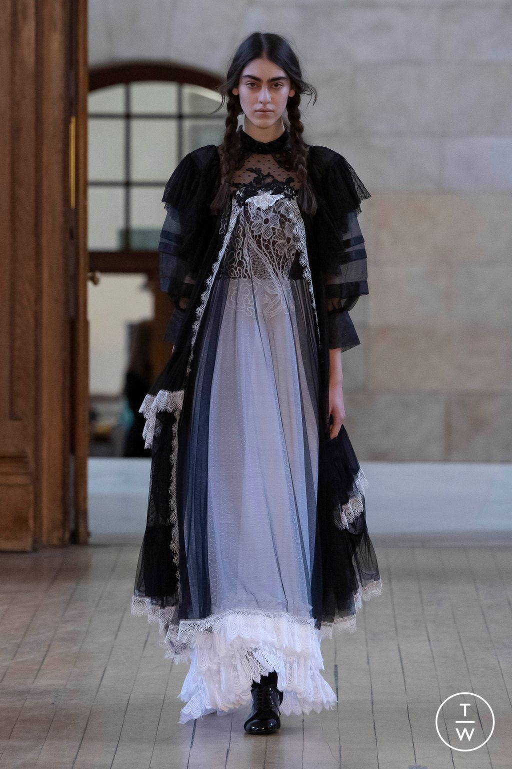 Fashion Week London Fall/Winter 2023 look 18 from the Bora Aksu collection 女装