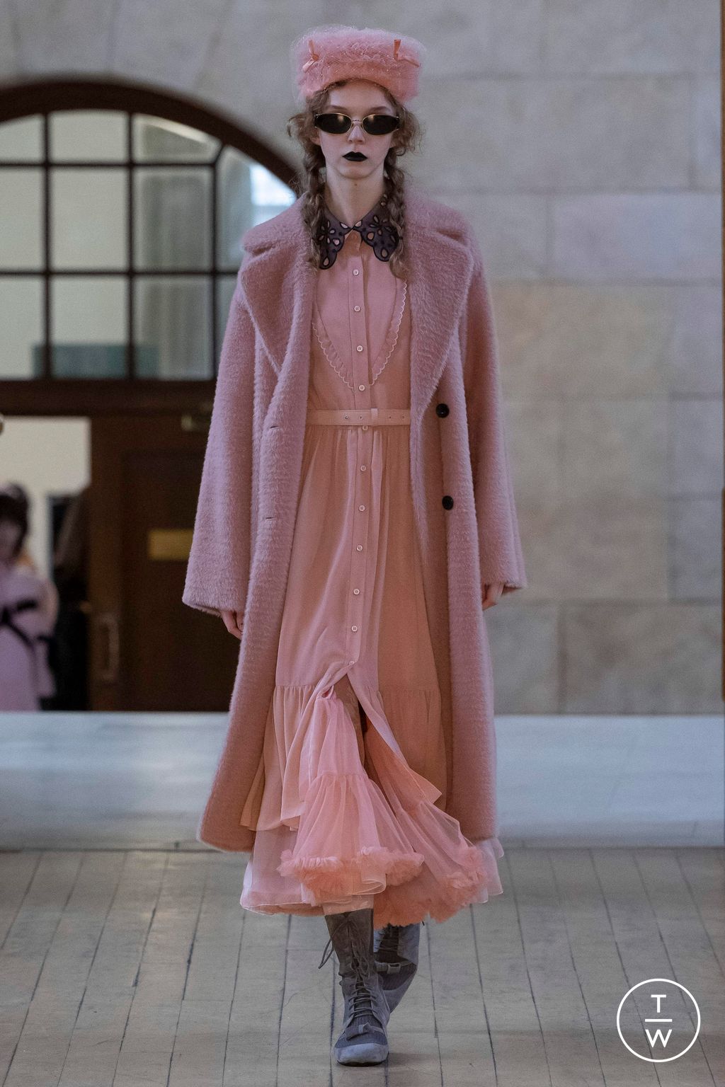 Fashion Week London Fall/Winter 2023 look 21 de la collection Bora Aksu womenswear