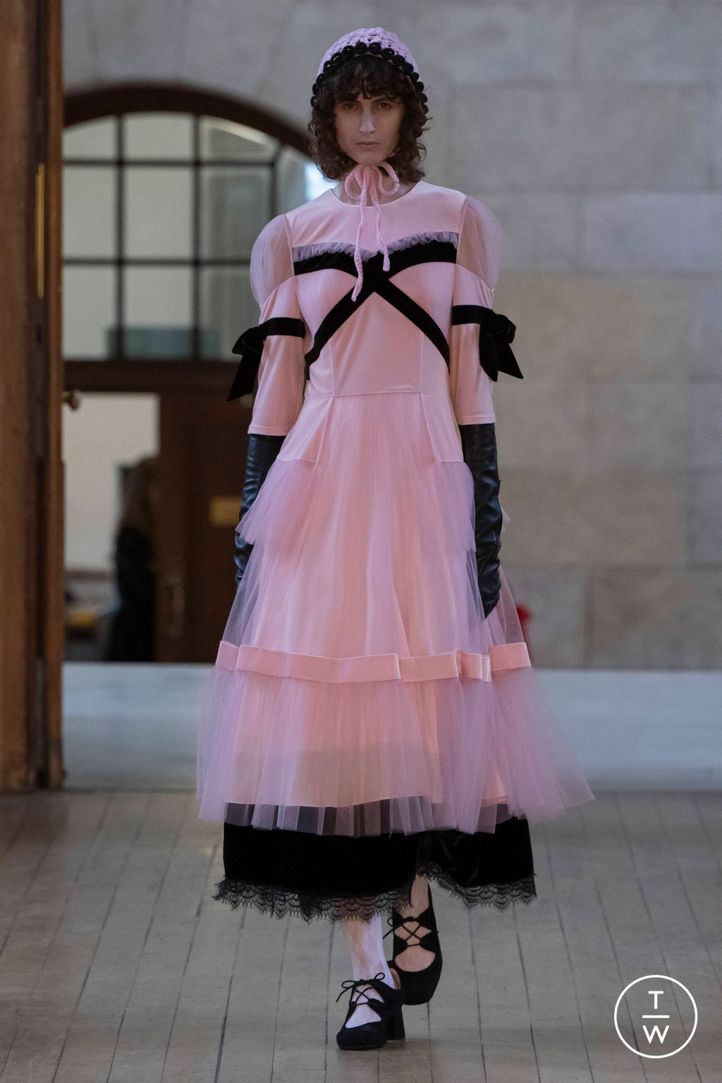 Fashion Week London Fall/Winter 2023 look 22 de la collection Bora Aksu womenswear