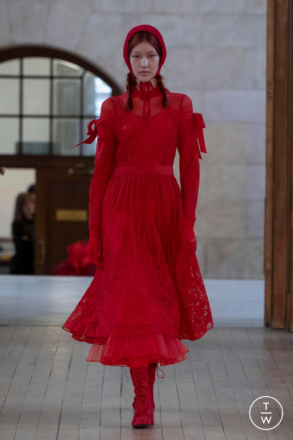 Fashion Week London Fall/Winter 2023 look 23 de la collection Bora Aksu womenswear