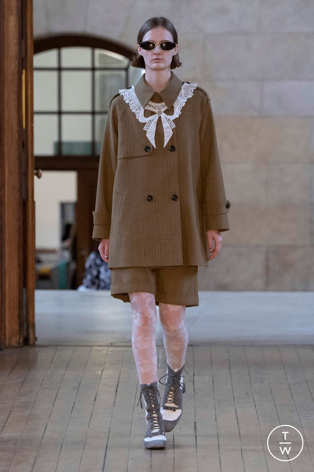 Fashion Week London Fall/Winter 2023 look 31 from the Bora Aksu collection 女装