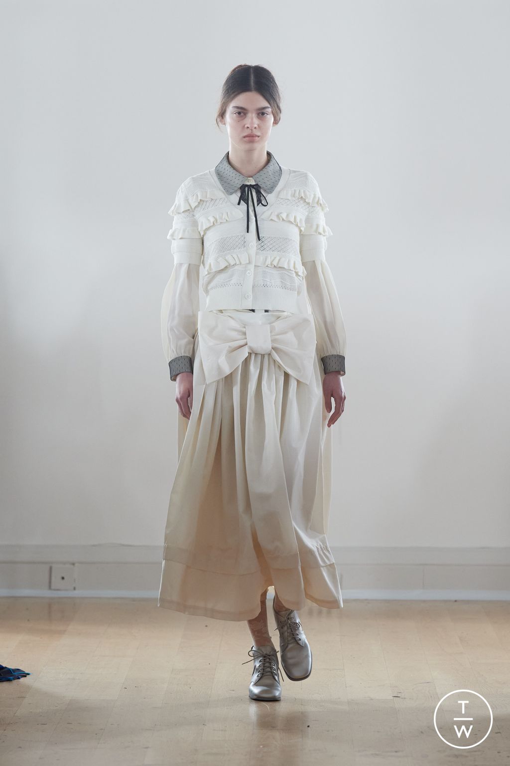Fashion Week London Fall/Winter 2024 look 1 de la collection Bora Aksu womenswear