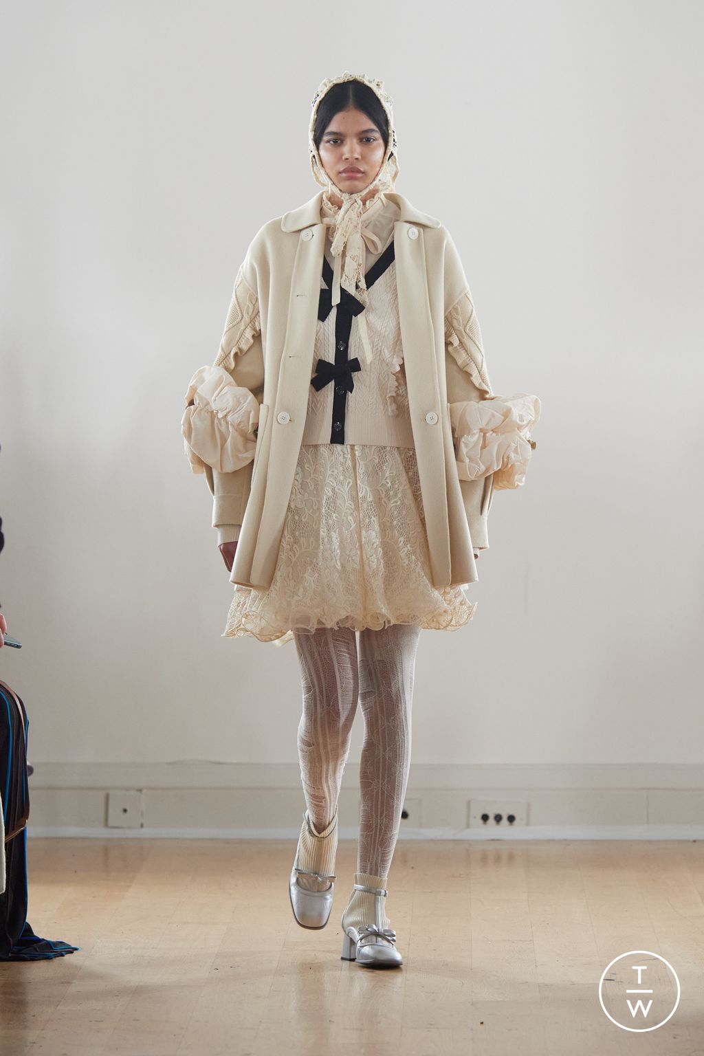 Fashion Week London Fall/Winter 2024 look 2 de la collection Bora Aksu womenswear