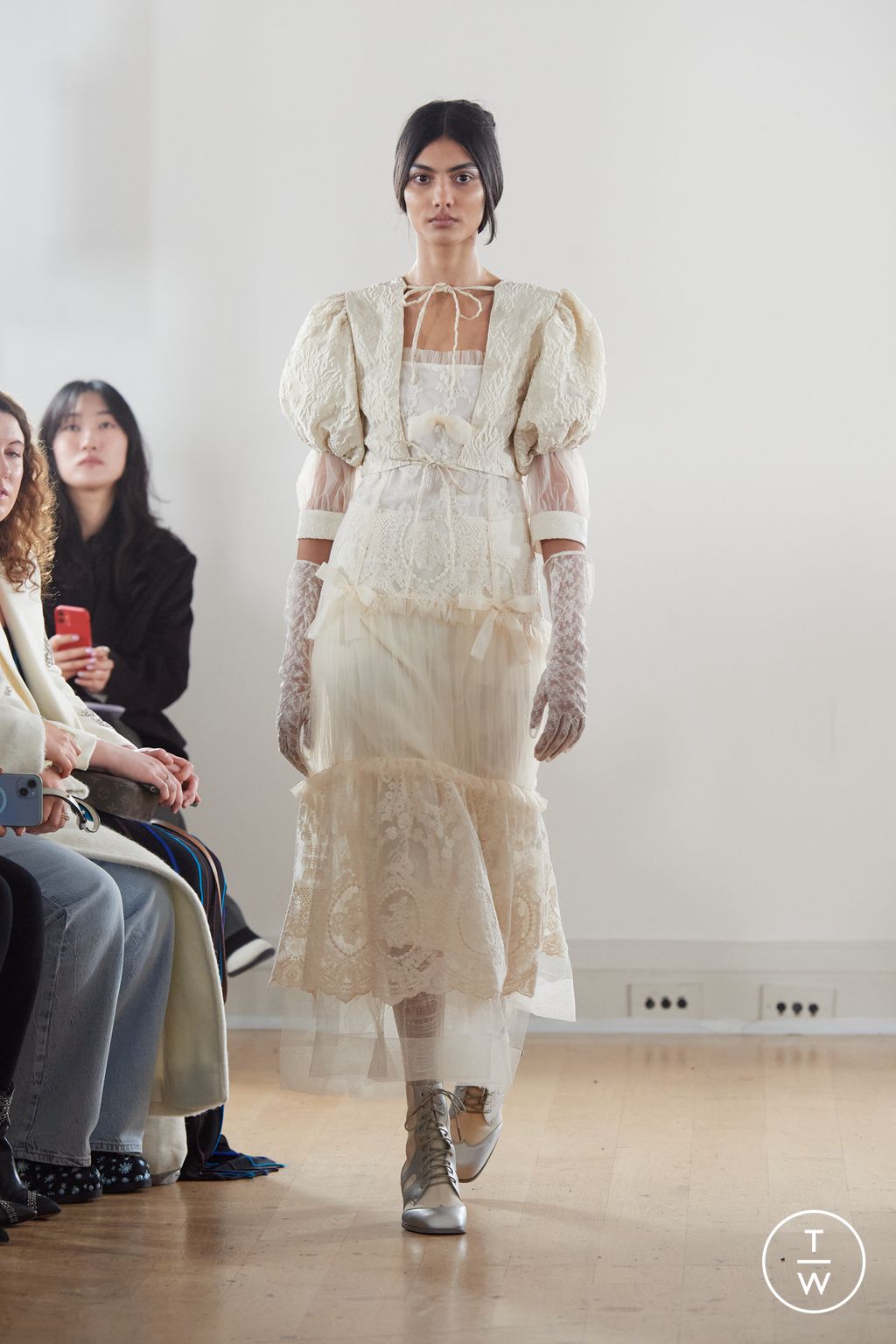 Fashion Week London Fall/Winter 2024 look 8 from the Bora Aksu collection 女装