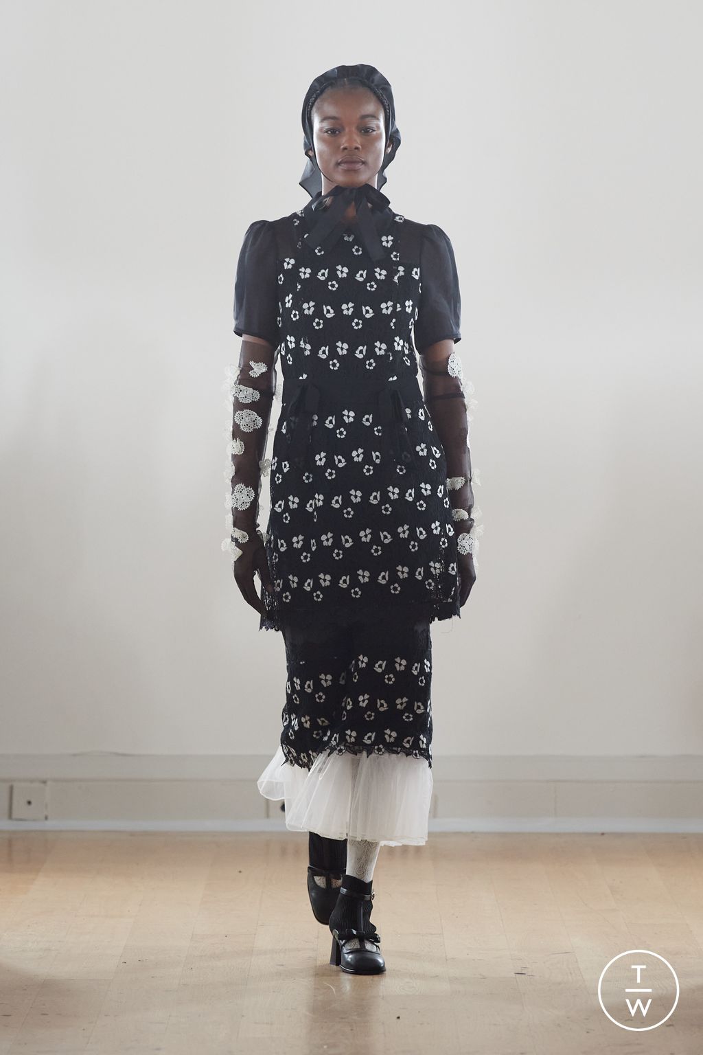 Fashion Week London Fall/Winter 2024 look 13 de la collection Bora Aksu womenswear