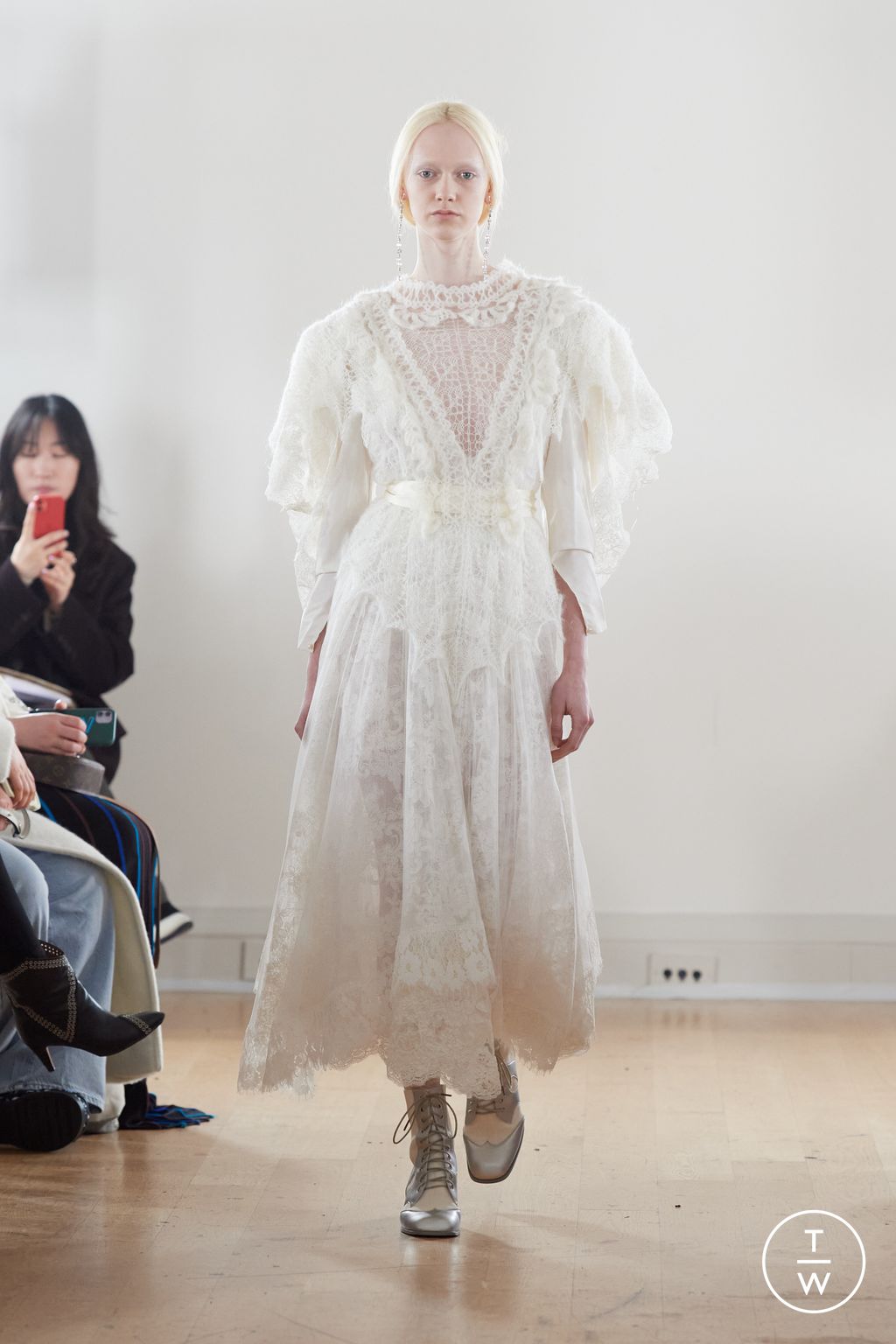 Fashion Week London Fall/Winter 2024 look 34 de la collection Bora Aksu womenswear