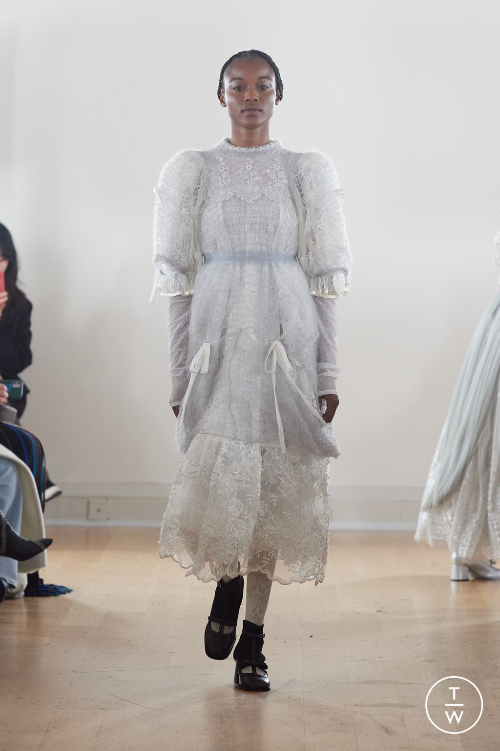 Fashion Week London Fall/Winter 2024 look 36 de la collection Bora Aksu womenswear