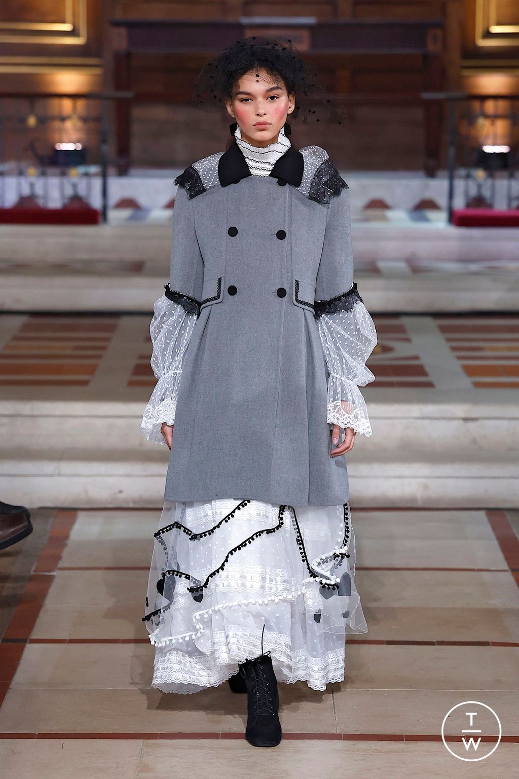 Fashion Week London Fall/Winter 2025 look 1 de la collection Bora Aksu womenswear