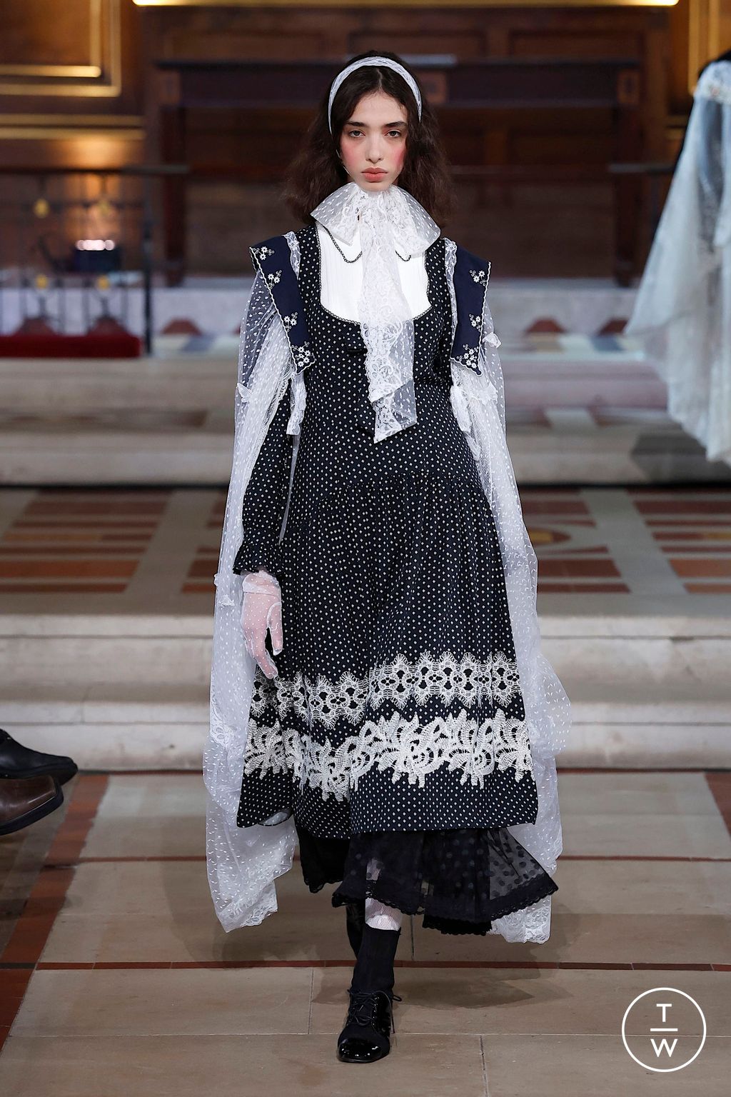 Fashion Week London Fall/Winter 2025 look 18 de la collection Bora Aksu womenswear