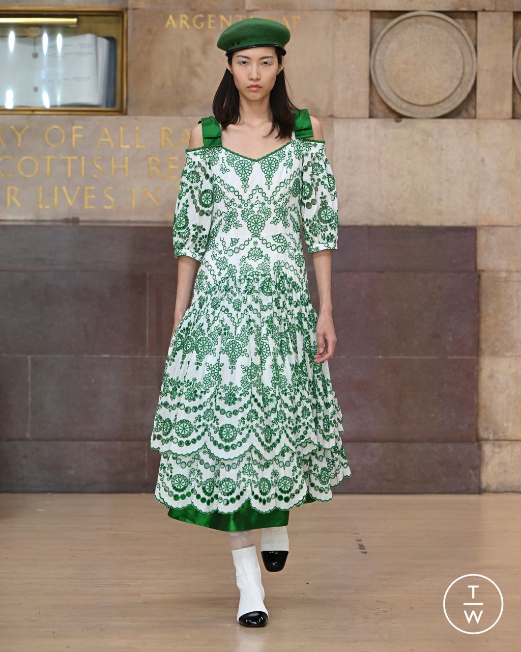 Fashion Week London Spring/Summer 2023 look 17 from the Bora Aksu collection 女装