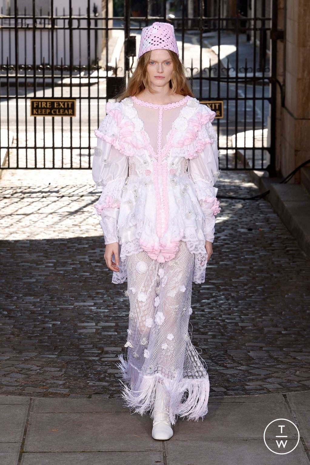 Fashion Week London Spring/Summer 2024 look 32 from the Bora Aksu collection 女装