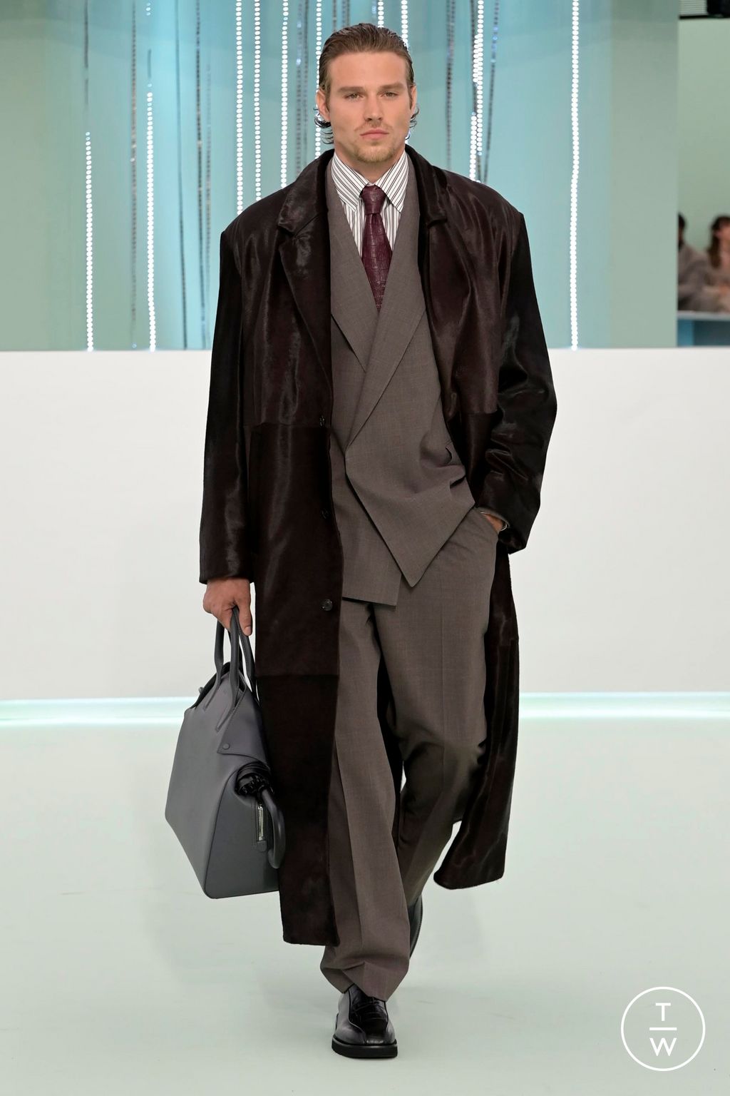 Fashion Week Milan Fall/Winter 2023 look 15 from the Boss collection 女装