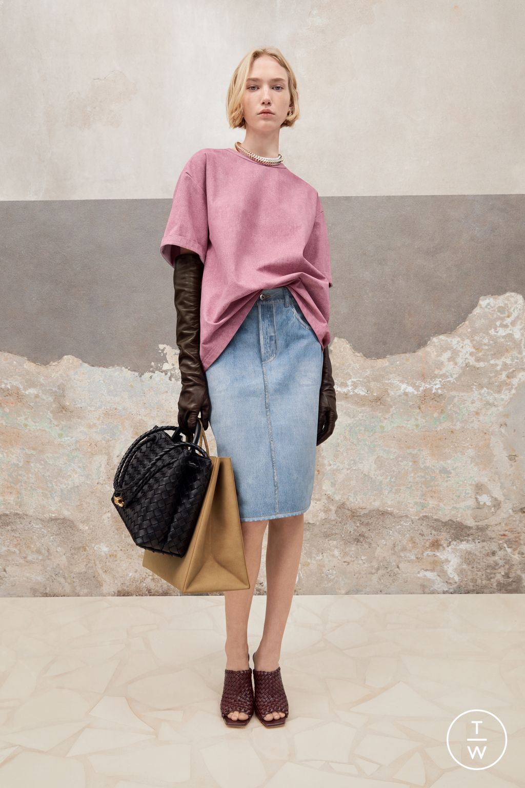 Fashion Week Milan Pre-Fall 2023 look 1 from the Bottega Veneta collection 女装