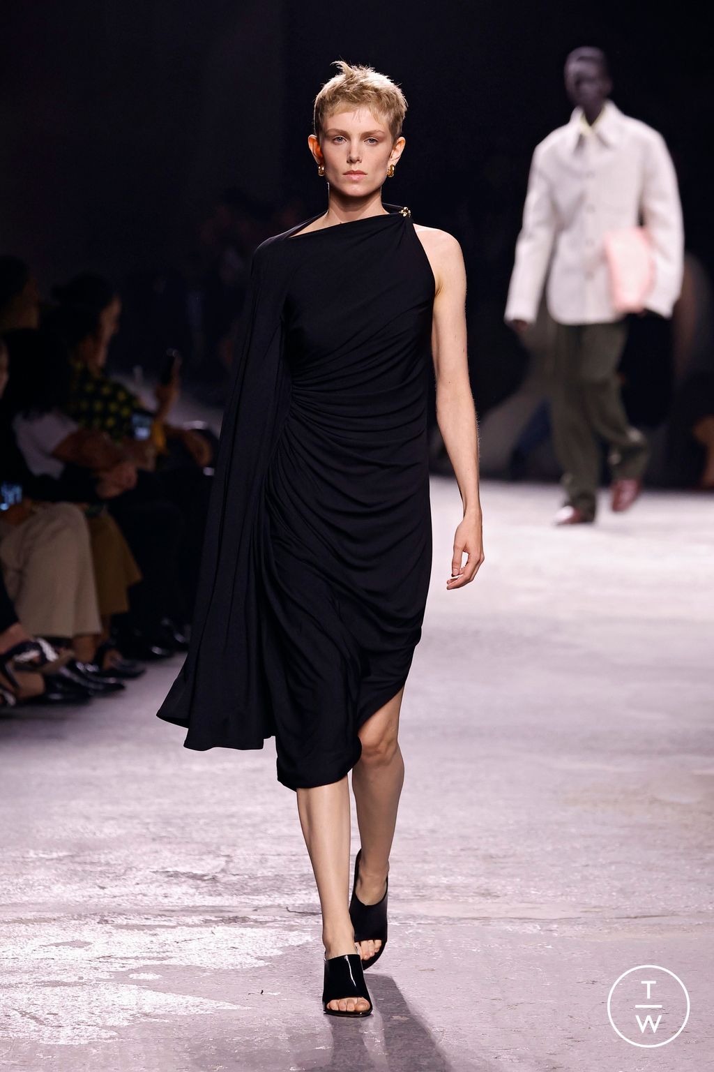 Fashion Week Milan Spring-Summer 2025 look 37 from the Bottega Veneta collection womenswear