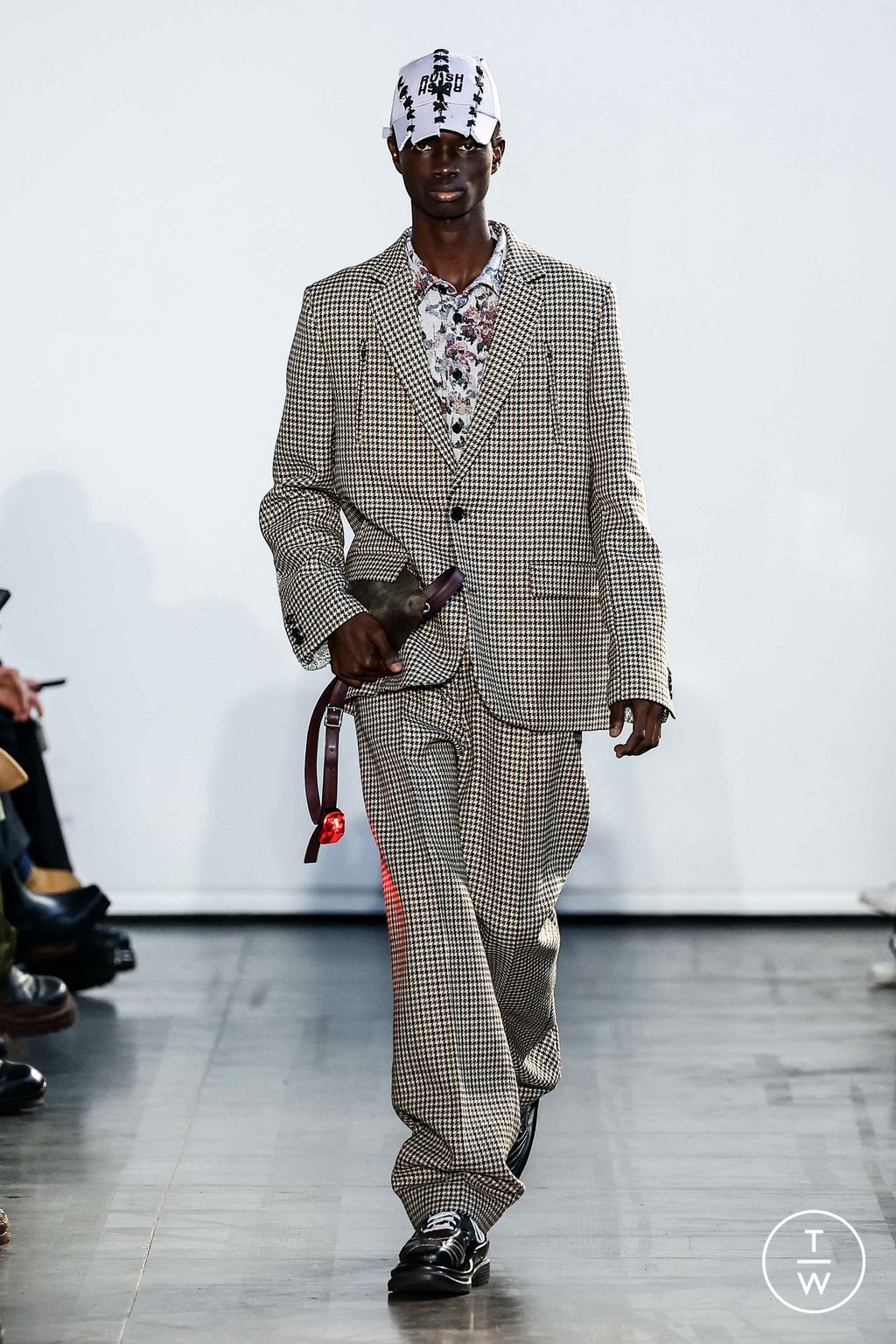 Fashion Week Paris Fall/Winter 2024 look 25 from the Botter collection 男装