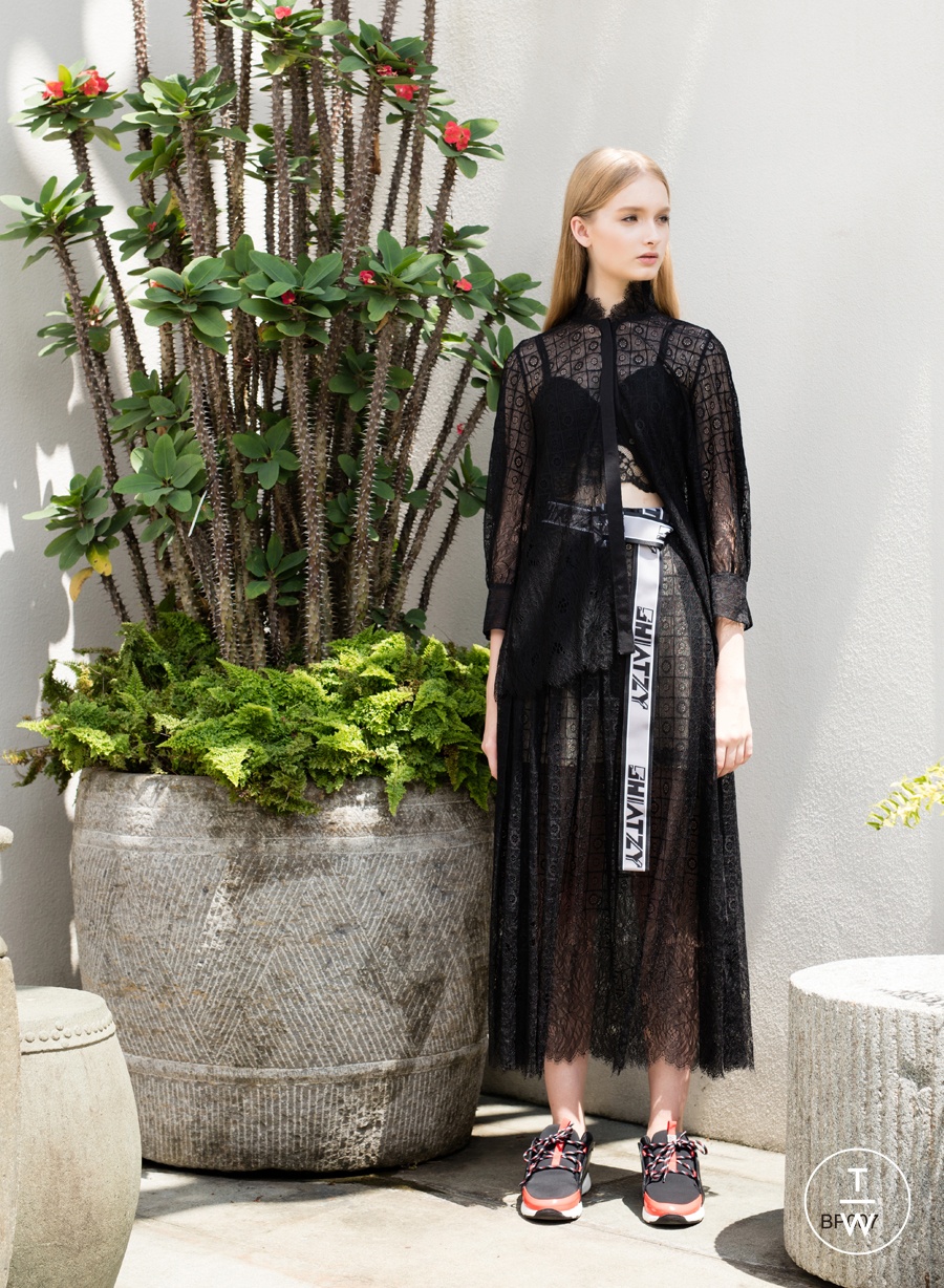Fashion Week Paris Resort 2019 look 2 from the Shiatzy Chen collection 女装