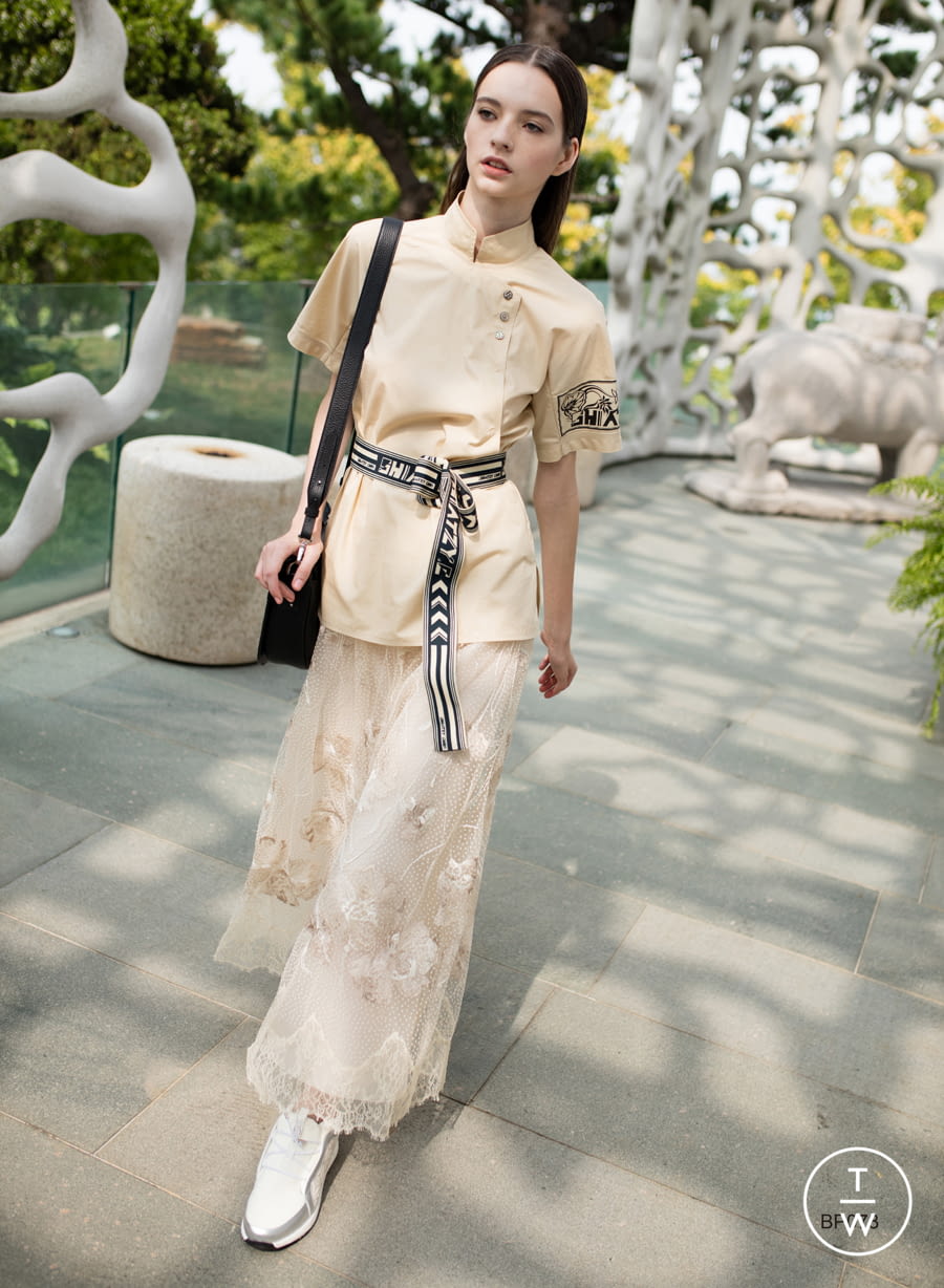 Fashion Week Paris Resort 2019 look 18 from the Shiatzy Chen collection 女装