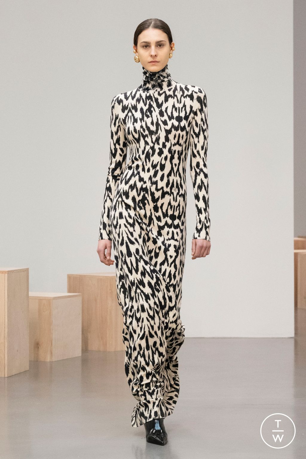 Fashion Week New York Fall/Winter 2025 look 34 from the Brandon Maxwell collection womenswear