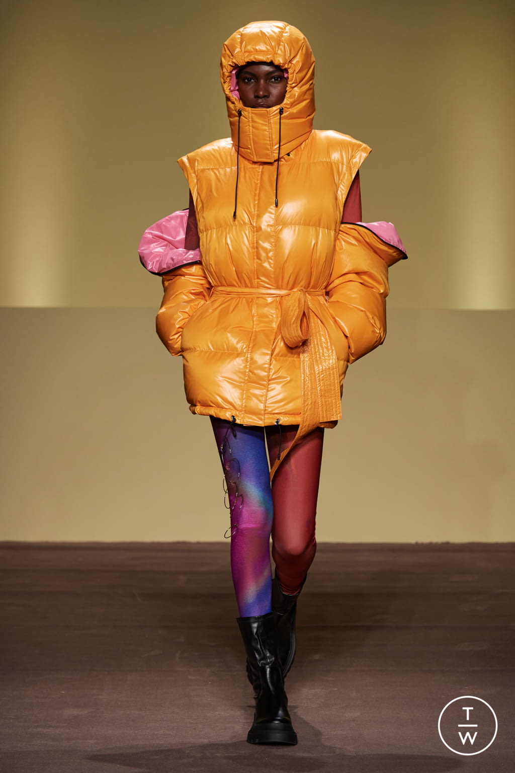 Fashion Week Milan Fall/Winter 2021 look 16 de la collection BUDAPEST SELECT womenswear