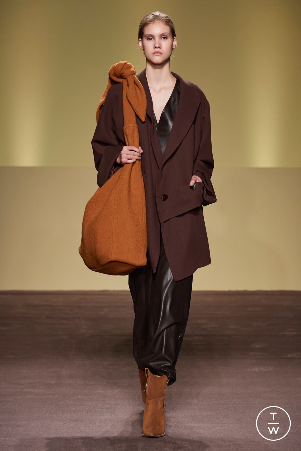 Fashion Week Milan Fall/Winter 2021 look 66 from the BUDAPEST SELECT collection 女装
