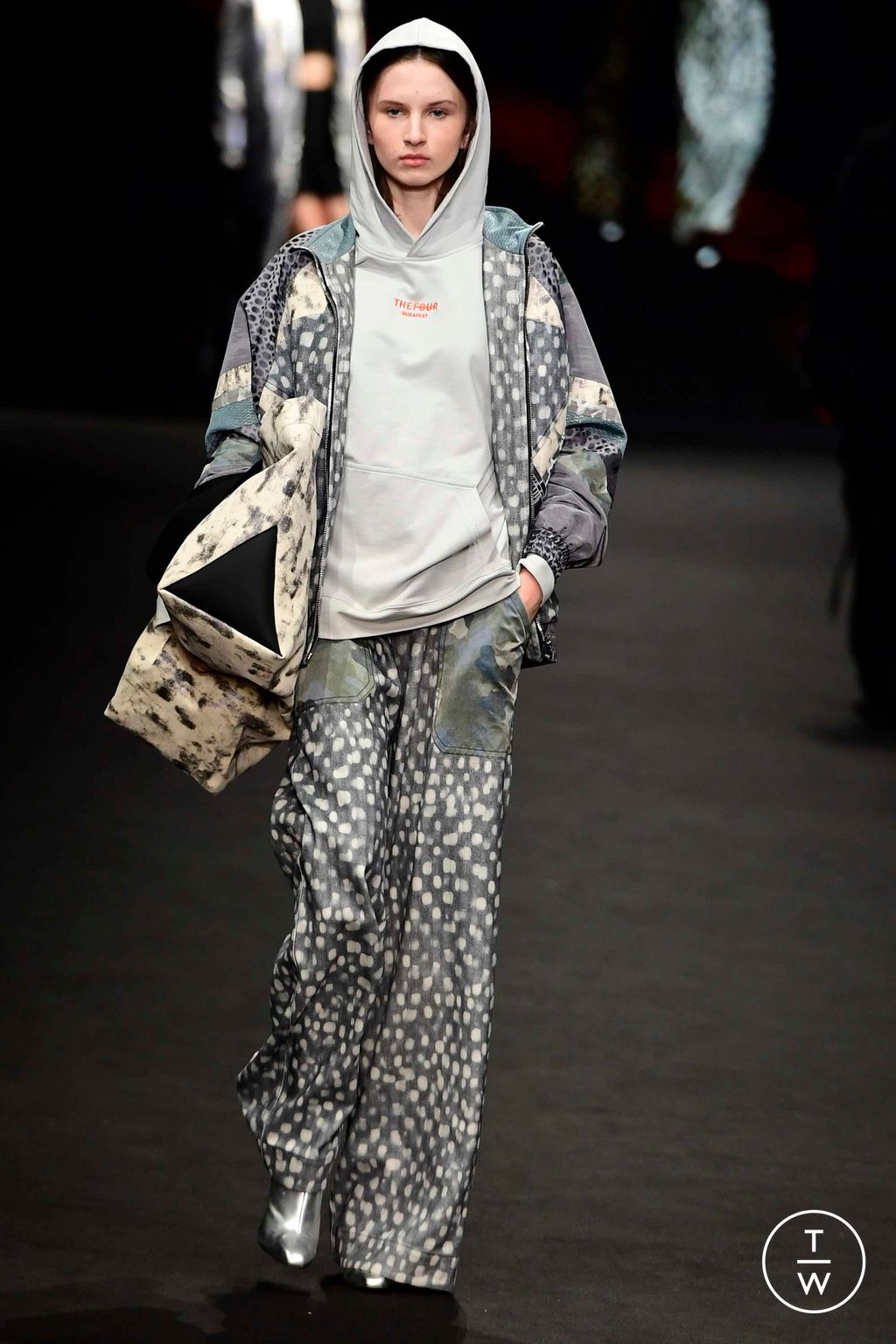 Fashion Week Milan Fall/Winter 2023 look 38 from the BUDAPEST SELECT collection 女装