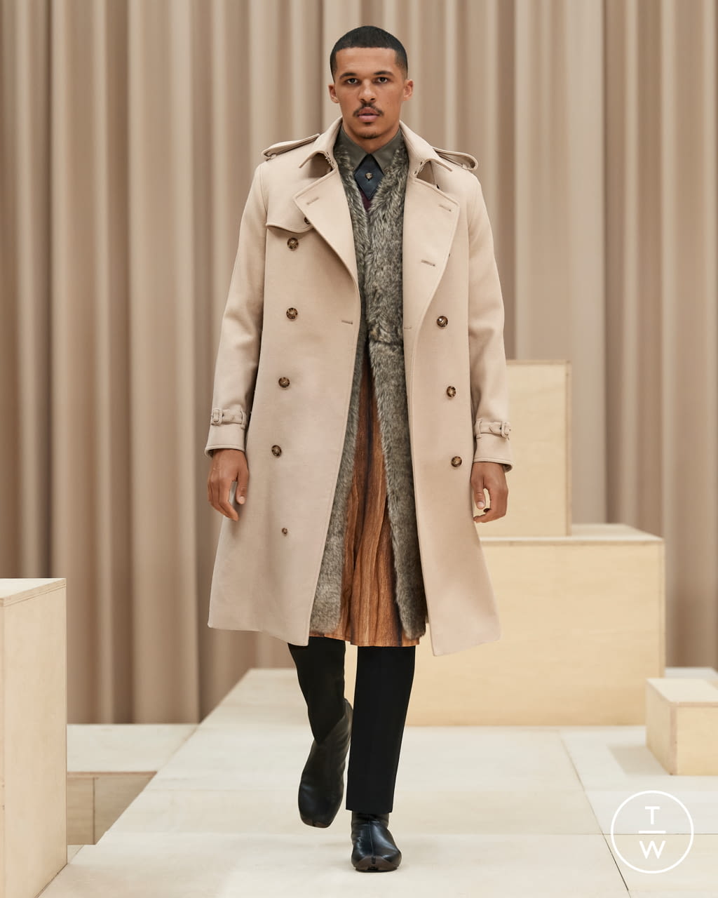Fashion Week London Fall/Winter 2021 look 1 from the Burberry collection menswear