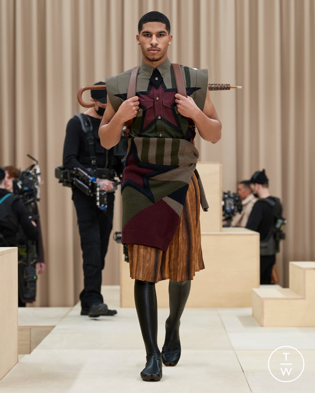 Fashion Week London Fall/Winter 2021 look 2 from the Burberry collection menswear