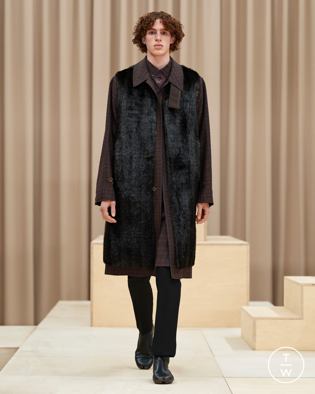 Fashion Week London Fall/Winter 2021 look 3 from the Burberry collection menswear