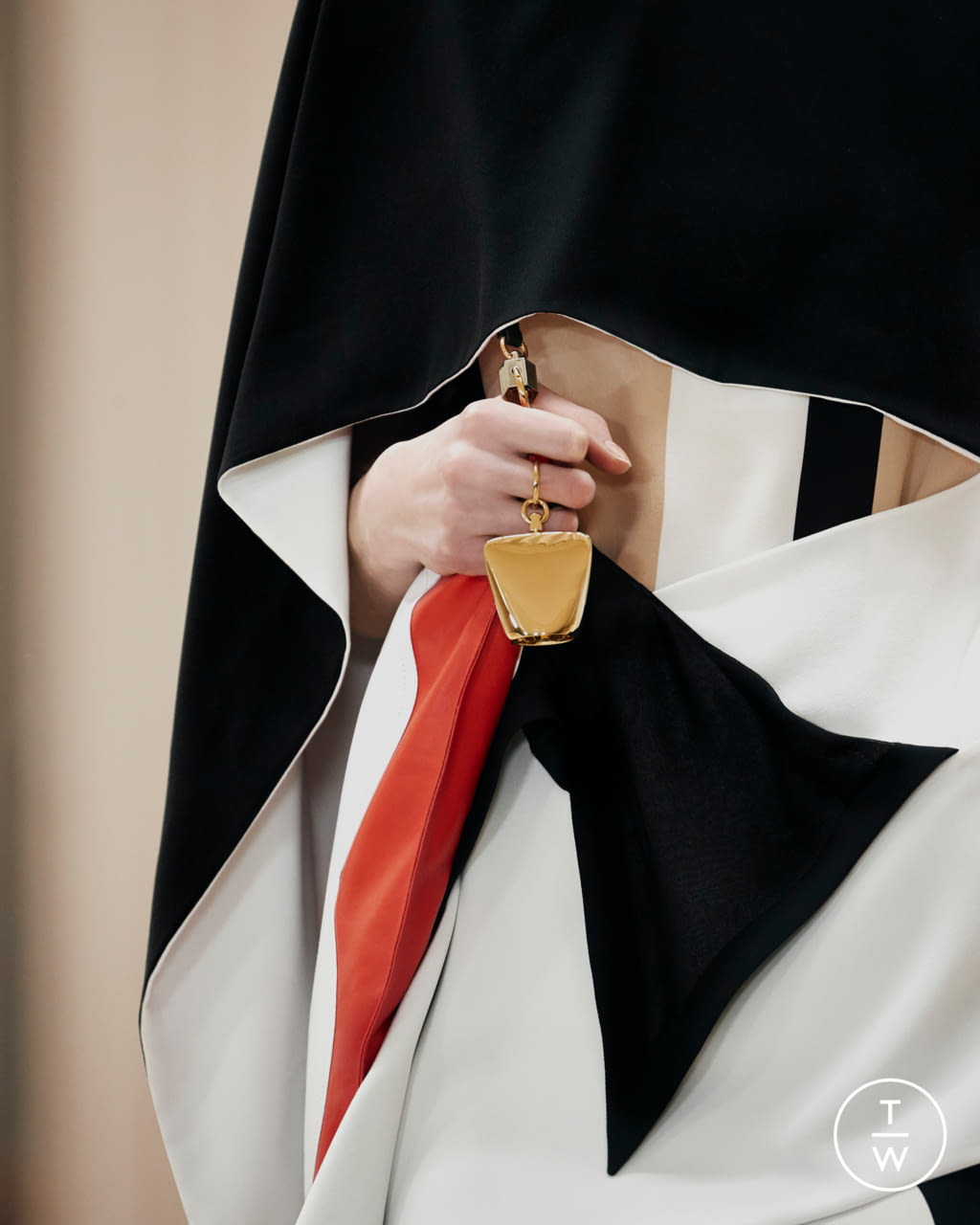 Fashion Week London Fall/Winter 2021 look 10 from the Burberry collection womenswear accessories