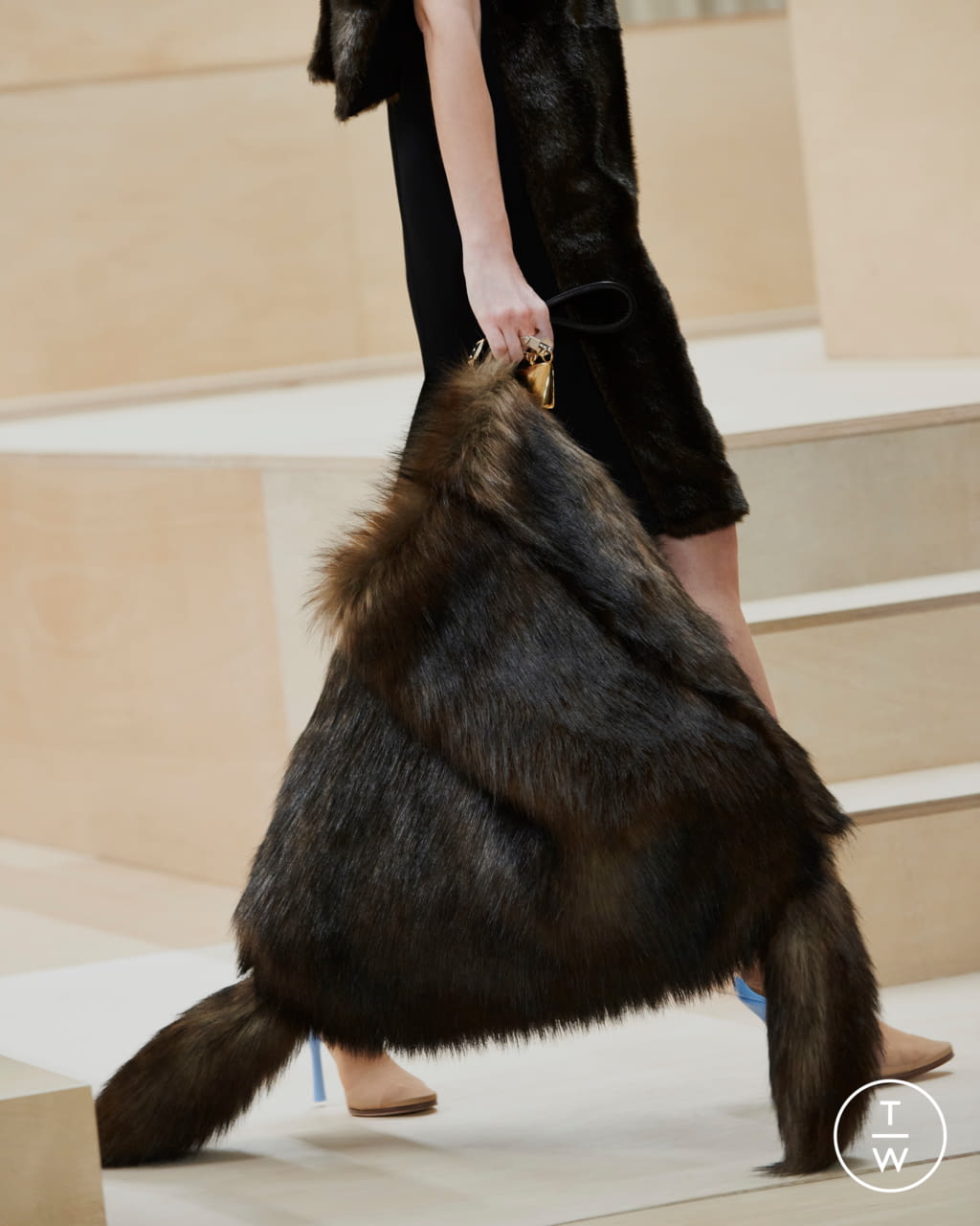 Fashion Week London Fall/Winter 2021 look 11 from the Burberry collection womenswear accessories