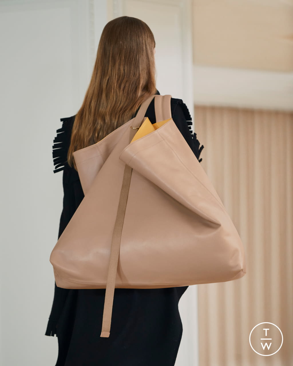 Fashion Week London Fall/Winter 2021 look 13 from the Burberry collection womenswear accessories