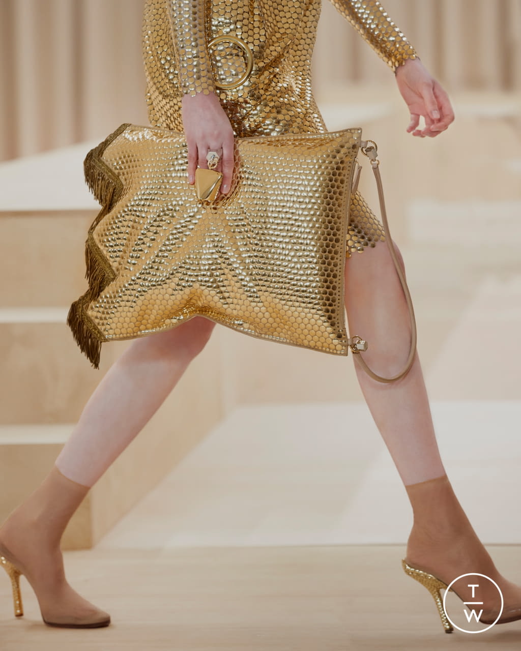 Fashion Week London Fall/Winter 2021 look 17 from the Burberry collection womenswear accessories