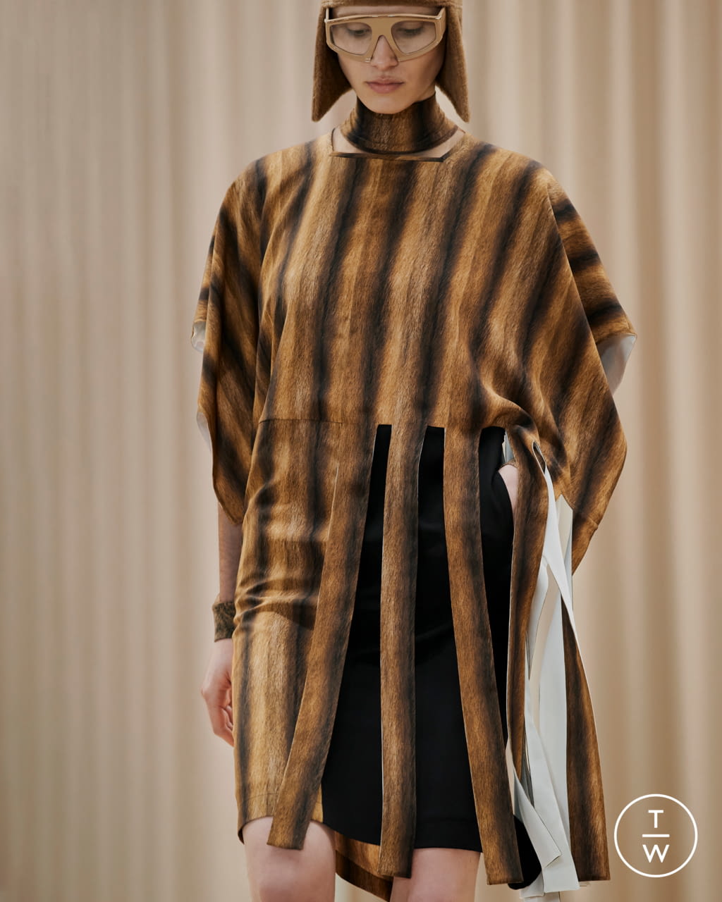 Fashion Week London Fall/Winter 2021 look 19 from the Burberry collection womenswear accessories