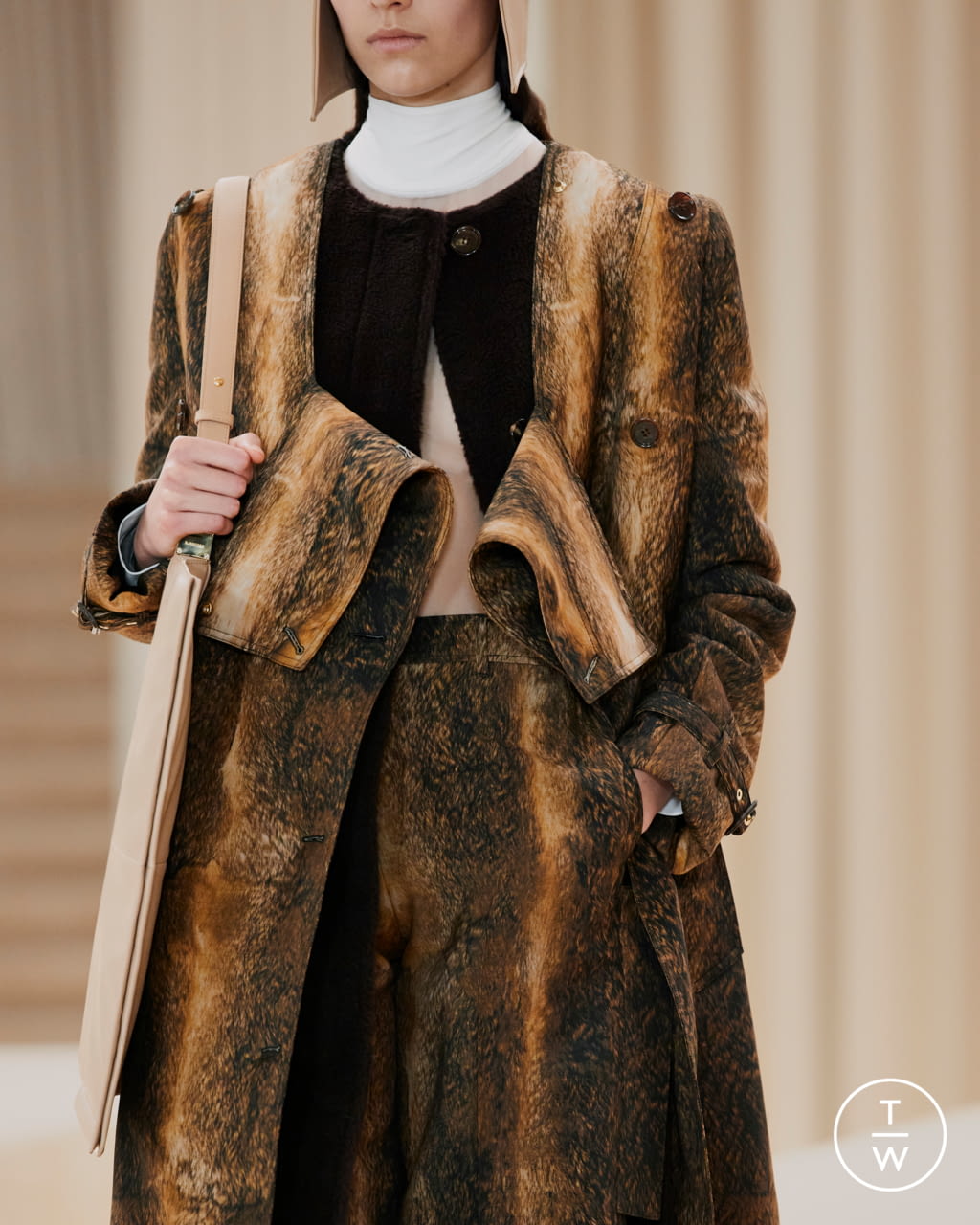 Fashion Week London Fall/Winter 2021 look 21 from the Burberry collection womenswear accessories