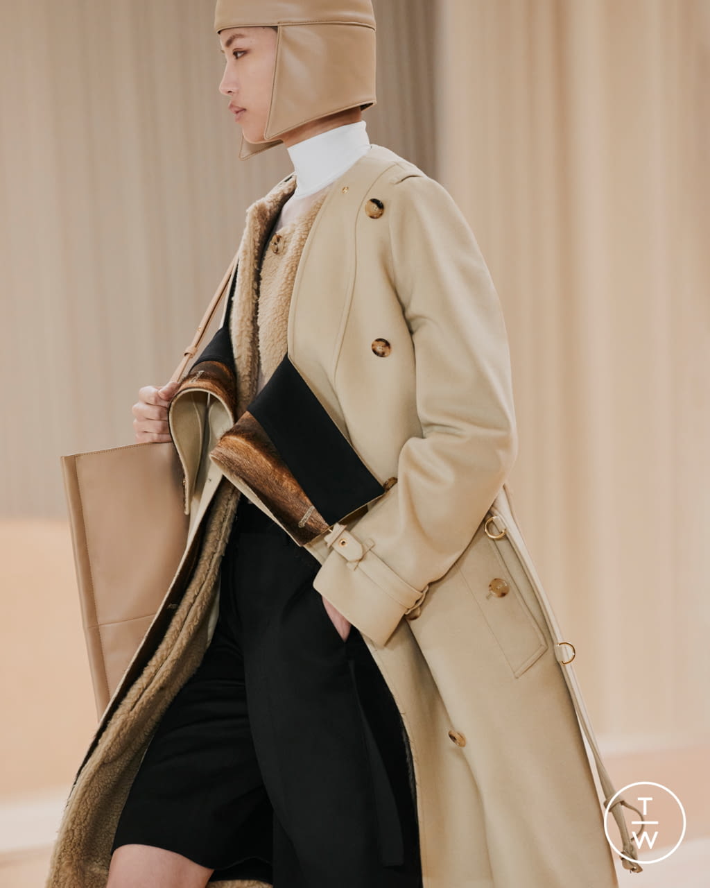Fashion Week London Fall/Winter 2021 look 20 from the Burberry collection womenswear accessories