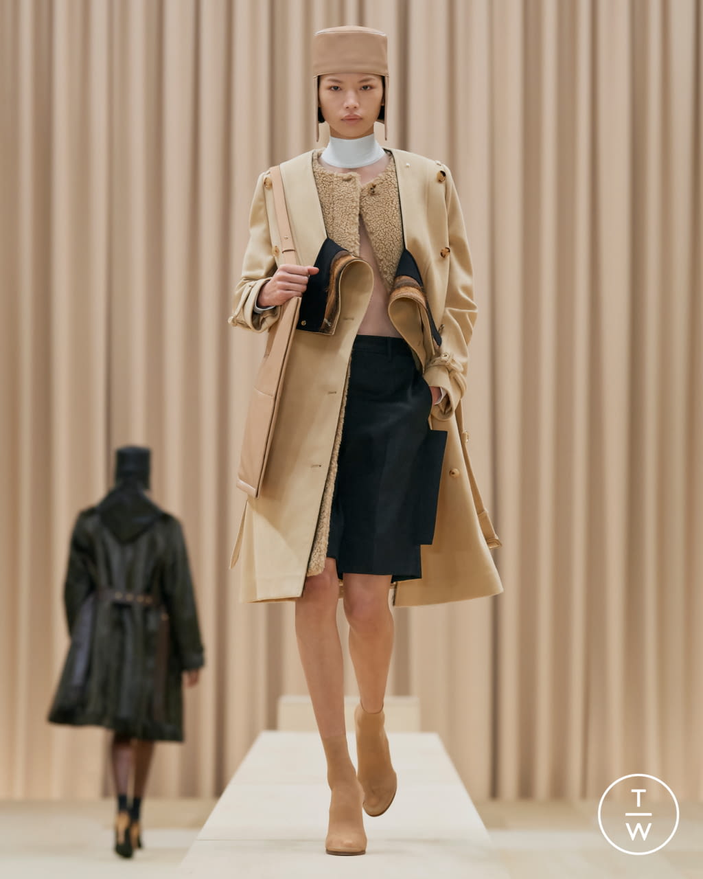 Fashion Week London Fall/Winter 2021 look 1 from the Burberry collection womenswear