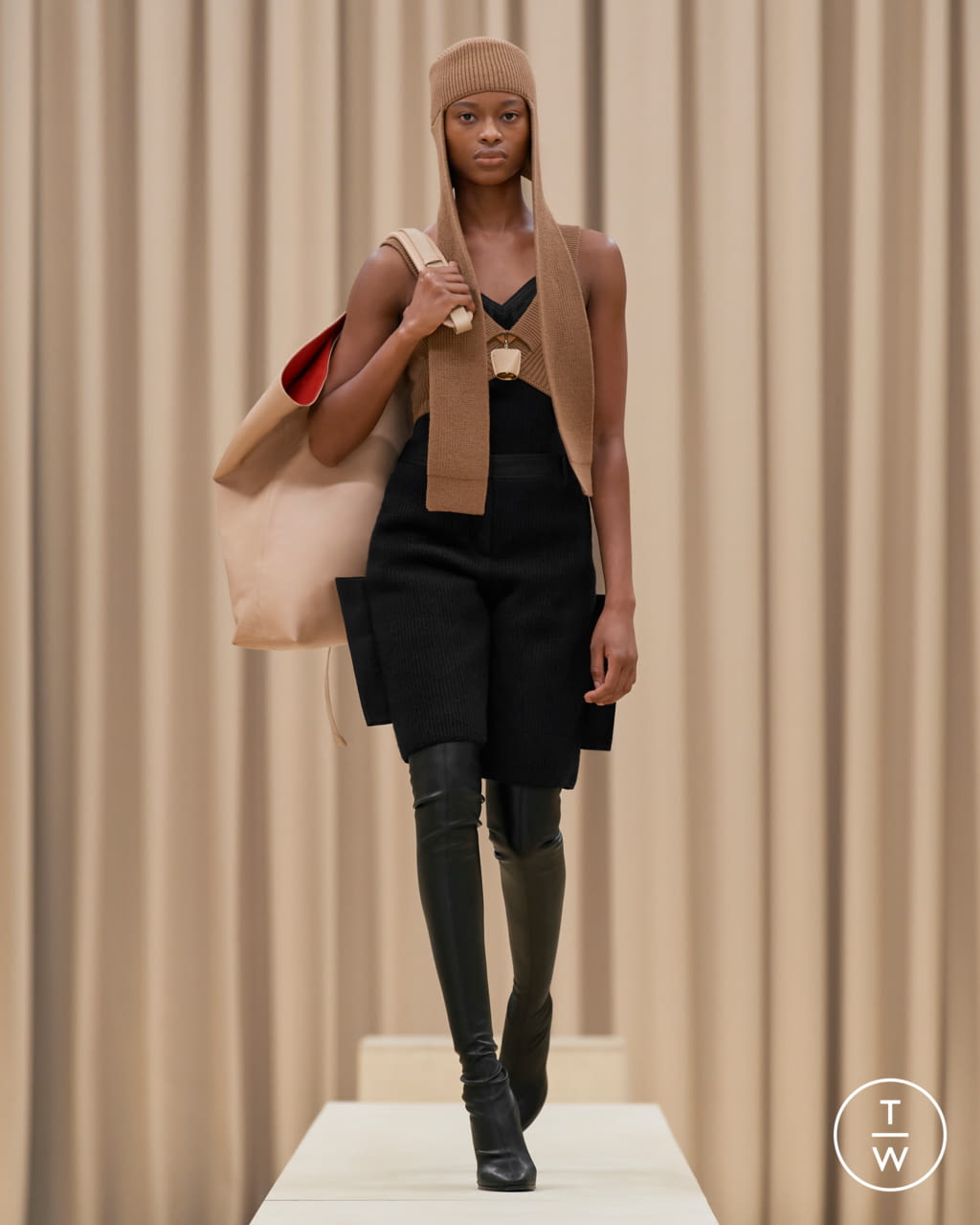 Fashion Week London Fall/Winter 2021 look 13 from the Burberry collection 女装