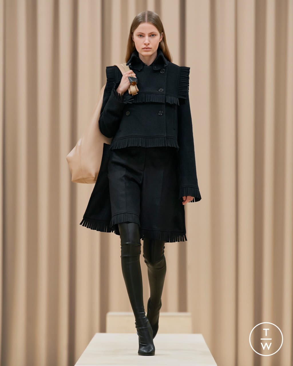 Fashion Week London Fall/Winter 2021 look 15 from the Burberry collection 女装