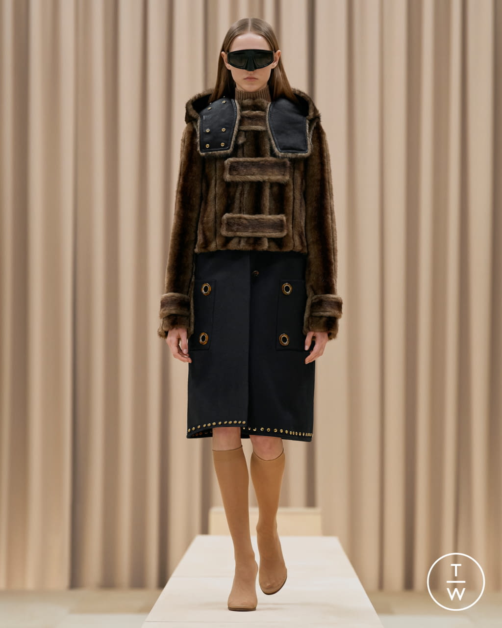 Fashion Week London Fall/Winter 2021 look 16 from the Burberry collection 女装